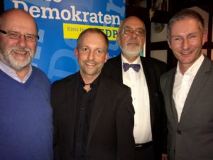 Im Bünder Weinlokal "Schnutetunker": Siegfried Mühlenweg, Carsten Wollny, Holger Ellerbrock MdL und Stephen Paul (von links).