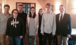 FDP-Kreisvorsitzender Stephen Paul (rechts) und sein Stellvertreter Chris Dimitrakopoulos (links) mit dem neuen JuLi-Kreisvorstand (von links): Annemarie Schuster, Sven Schäffer, Benita Hennig. Monique Ronsiek und Nico Klinger.