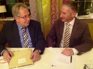 FDP-Kreisvorsitzender Stephen Paul begrüßte Kreiskämmerer Jürgen Müller (links) zum gut besuchten Liberalen Monatstreffen im Herforder Hotel Vivendi.