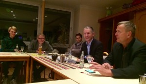 Christof Rasche MdL (rechts) sprach beim Liberalen Monatstreffen im Kreis Herford über das neue Leitbild der FDP, (von links) der Kreisvorsitzende der Jungen Liberalen Nico Klinger, Bezirksvorsitzender Frank Schäffler, stellv. Kreisvorsitzender Chris Dimitrakopoulos, Kreisvorsitzender Stephen Paul und einige andere heimische Liberale diskutierten mit.
