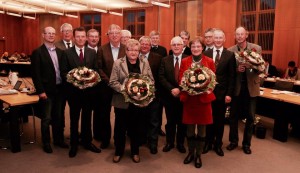Stephen Paul (2. von rechts) wurde gemeinsam mit anderen Kreistagsmitgliedern geehrt