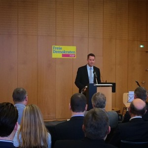 Der erfolgreiche Herforder Unternehmer Oliver Flaskämper spricht zu den rund 120 Teilnehmern des Neujahrstreffens (Foto: Annemarie Schuster)