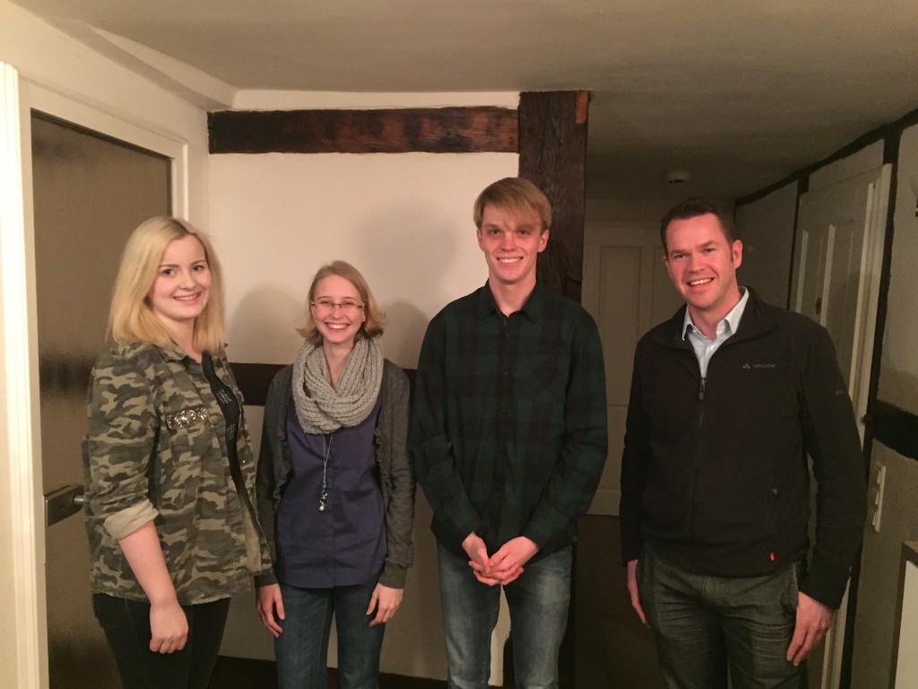 Die Jungen Liberalen Benita Henning, Monique Ronsiek und Nico Klinger (v.l.n.r.) begrüßen Oliver Flaskämper (rechts)