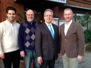 Kreisvorsitzender Stephen Paul (rechts) und seine Stellvertreter (von links) Chris Dimitrakopoulos und Siegfried Mühlenweg begrüßten zum FDP-Kreistreffen den Kämmerer des Kreises Herford, Jürgen Müller (2. von rechts).