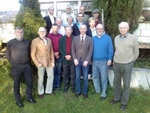 FDP-Ortsvorsitzender Siegfried Mühlenweg (2. von rechts), FDP-Kreisvorsitzender Stephen Paul (Mitte) und weitere FDP-Kommunalpolitiker sprachen mit Vertretern des Hegeringes Vlotho um seinen Vorsitzenden Dr. Eckhardt Neddermann.