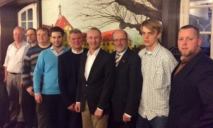 Kreisdirektor Ralf Heemeier (5. von links) bei den Freien Demokraten mit (von links) Andreas Berner, Frank Liedtke, Markus Wiesecke, Chris Dimitrakopoulos, Stephen Paul, Siegfried Mühlenweg, Nico Klinger und Dirk Kleineweber.
