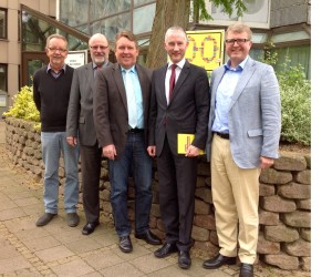 Bürgermeistergespräch in Vlotho mit (von links) Dieter Rösner, Siegfried Mühlenweg, Bernd Stute, Stephen Paul und Frank Schäffler vor dem Rathaus.