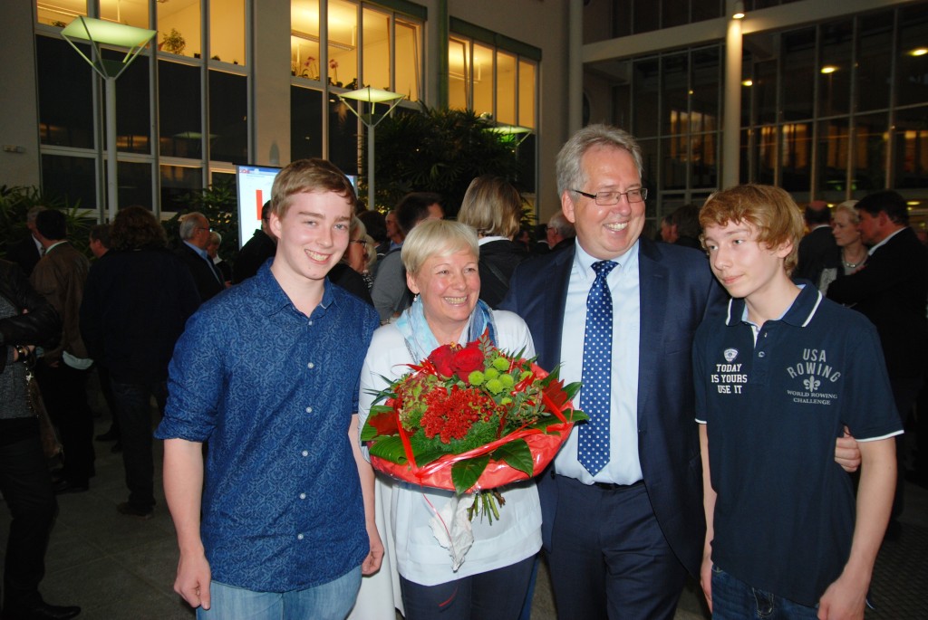 Der neu gewählte Landrat Jürgen Müller mit seiner Frau Claudia Vom Braucke-Müller und den gemeinsamen Söhnen