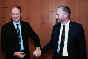 Alt-Landrat Christian Manz dankt gerührt dem FDP-Fraktionsvorsitzenden Stephen Paul für seine Worte anlässlich der feierlichen Verabschiedung im Kreistag.