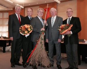 Der neue Landrat Jürgen Müller (in der Mitte) erhält nach seiner Vereidigung erste Glückwünsche und Geschenke vom ersten stellv. Landrat Hartmut Golücke, Alt-Landrat Christian Manz, zweiten stellv. Landrat Friedel Möhle und vom ehemaligen Kreiskämmerer Hans Stuller (von links).