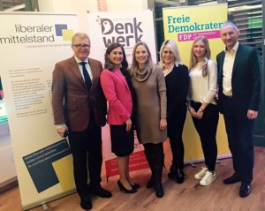 (von links) Frank Schäffler, Roze Özmen, Marie-Christine Ostermann, Nicola Hagemeister, Luisa Seifarth und Stephen Paul im Herforder "Denkwerk".