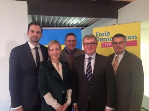 Der neue geschäftsführende Bezirksvorstand der FDP OWL (v.l.n.r.): Marc Lürbke MdL, Laura von Schubert, Kai Abruszat, Frank Schäffler und Markus Schiek.