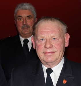 Kreisbrandmeister Wolfgang Hackländer (hinten) ehrt Friedrich-Wilhelm Südmersen mit der Sonderauszeichnung in Gold der NRW-Feuerwehren (Foto: Kohlmeyer).