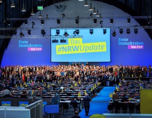 Delegierte und Vorstand vorne gemeinsam auf der Bühne. Großer Zusammenhalt auf dem NRW-Landesparteitag.