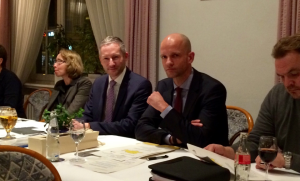 Fraktionsvorsitzender Stephen Paul begrüßt Ralph Bombis MdL in Herford.