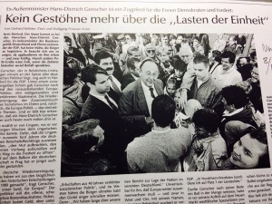 Hans-Dietrich Genscher umringt von Menschen in Herford
