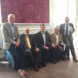 Ließen sich von Frank Vögel (l.) über die Unternehmensgruppe informieren: v.l. Siegfried Mühlenweg, Hennig Töne, Wilhelm Ober-Sundermeyer und Frank Schäffler