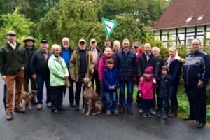 Trotz trüben Wetters brachen die Freien Demokraten im Kreis Herford am Wochenende zu ihrer ersten Herbstwanderung auf. Hier zu Beginn am Parkplatz an der Hohenhausener Straße in Vlotho. Im Laufe der fünf Kilometer langen Strecke über den Bonstapel schlossen sich weitere Teilnehmer an.