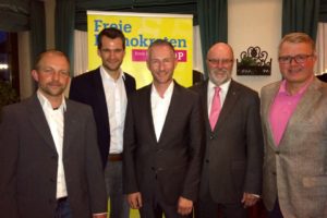 (von links) Carsten Wollny, Johannes Vogel, Stephen Paul, Siegfried Mühlenweg und Frank Schäffler bei der FDP-Kreiswahlversammlung im Hotel Freihof in Hiddenhausen.